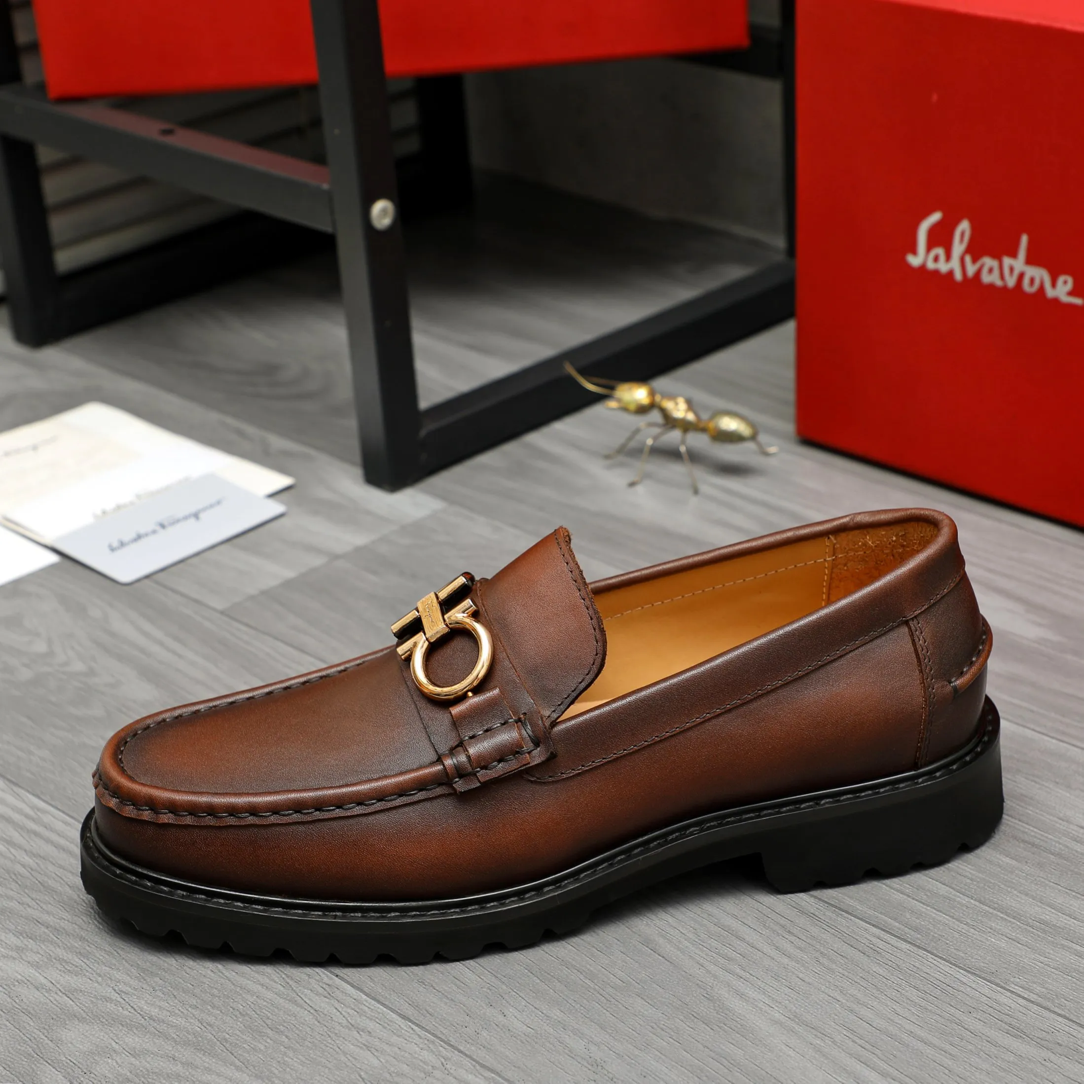 Men's shoes 💰442 Product trademark: Ferragamo "Ferragamo" business formal leather shoes Regular size: 38-46 (45.46 custom-made and non-returnable) Product materials: Selected color-brushed cowhide upper, cowhide lining, non-slip rubber outsole